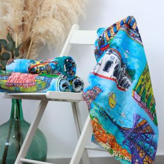 toallas en silla con una abierta
